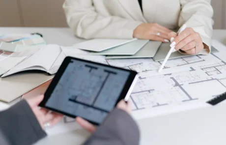Profesional del diseño con cliente
