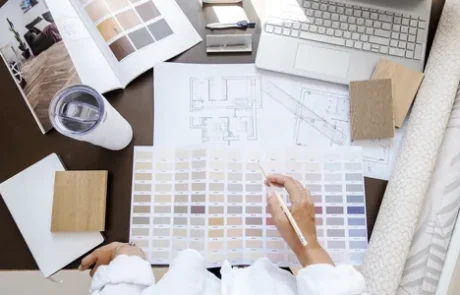 Equipo creativo trabajando en desarrollo de proyecto de interiorismo