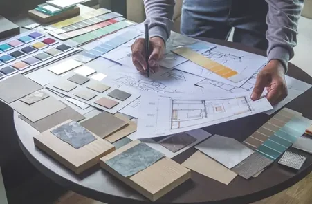 Diseño de espacios en proceso con planos técnicos y selección de materiales