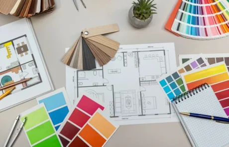 Estudio de diseño desarrollando proyecto sobre planos y paleta cromática