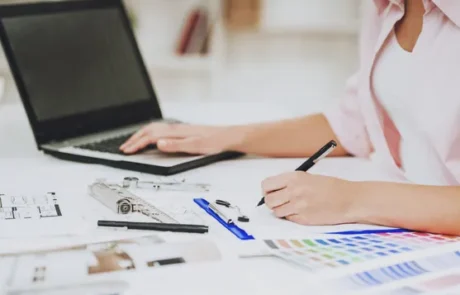 Interioristas trabajando en proyecto con planos, materiales y colores